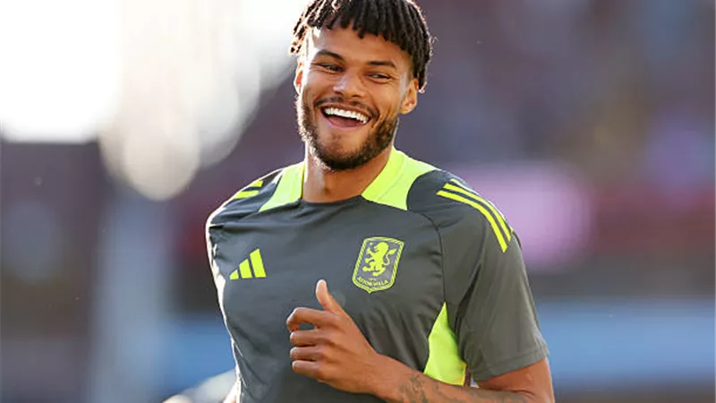 مدافع منتخب إنجلترا يمدد تعاقده مع أستون فيلا