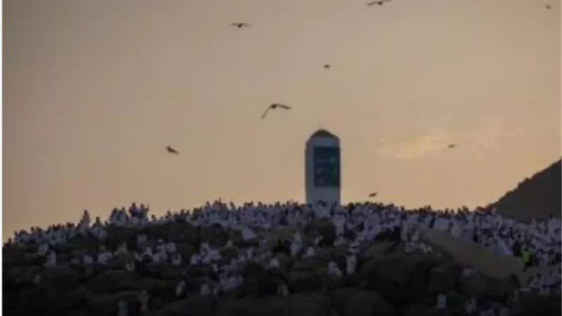 الحجاج يتوافدون على عرفات لأداء ركن الحج الأعظم