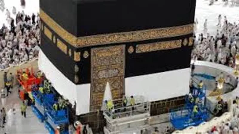 استبدال كسوة الكعبة فى مشهد مهيب فجر يوم عرفة