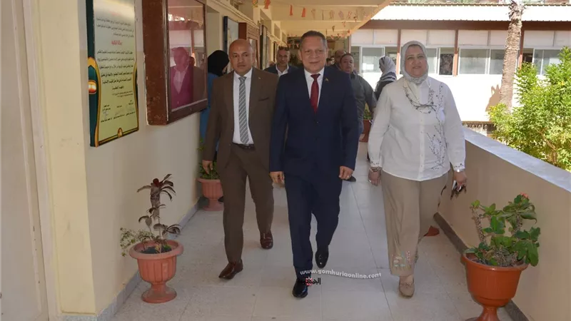 رئيس الجامعة يشيد بأعمال طلاب كلية التربية النوعية