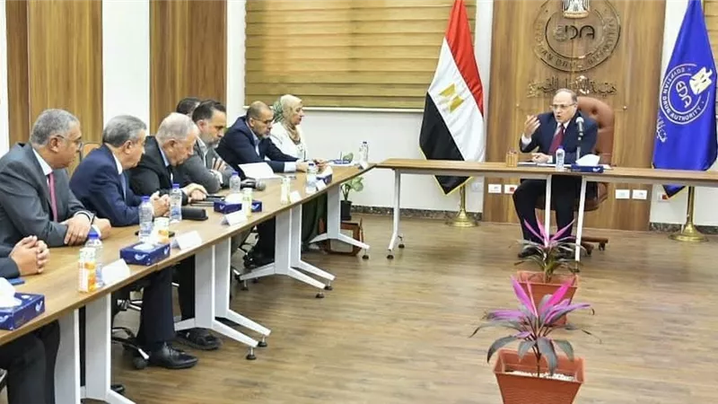 رئيس هيئة الدواء يعقد اجتماعاً مع ممثلي شركات توزيع الأدوية