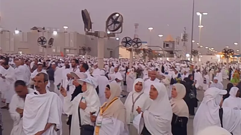 مشهد مهيب.. جبل عرفات يكتسى باللون الأبيض وسط تهليل وتكبير ضيوف الرحمن