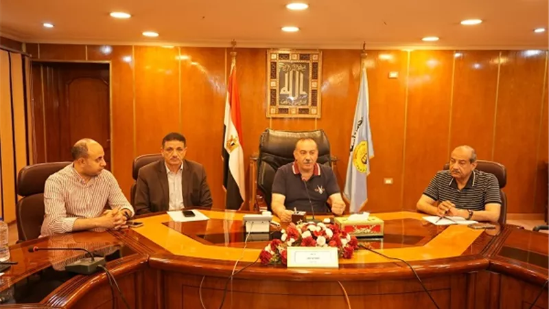 محافظ أسيوط يترأس اجتماعًا طارئًا للتصدي للتعديات ومخالفات البناء