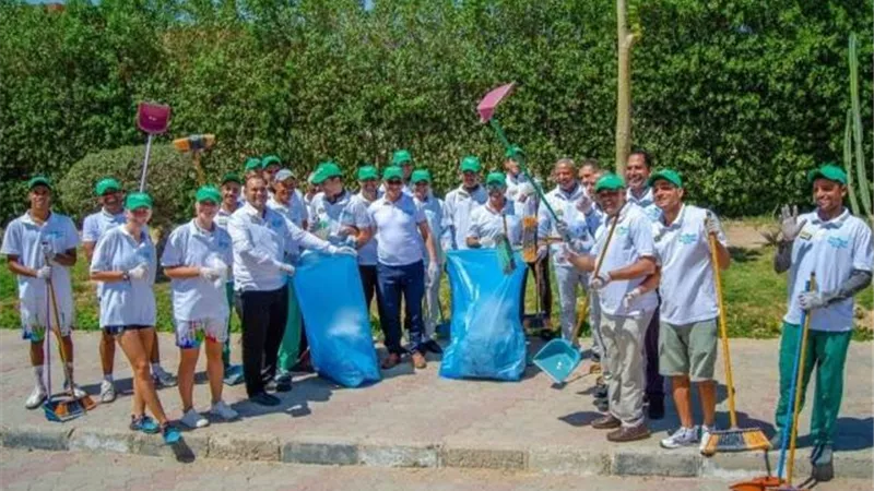 العاملون بفنادق الغردقة ينظمون حملة نظافة بيوم البيئة العالمى