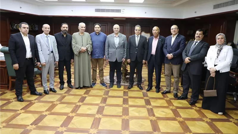 محافظ بني سويف يستقبل وفدا من قيادات حزب الجبهة الوطنية