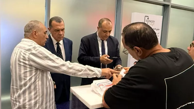 نائب وزير المالية يتابع تطور منظومة العمل الجمركي بمطار القاهرة