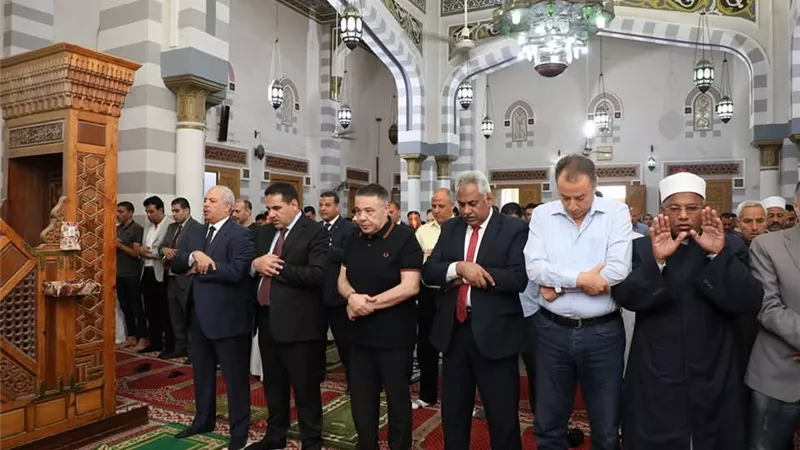 محافظ البحر الأحمر يؤدي صلاة عيد الأضحى بمسجد عبد المنعم رياض
