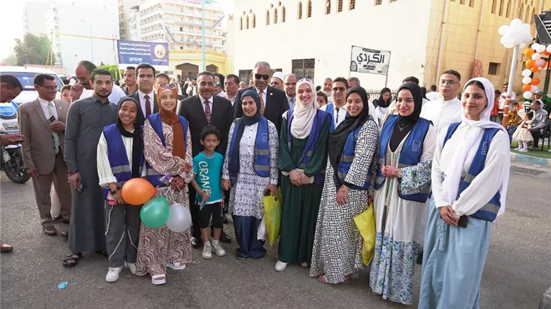 محافظ مطروح يهنئ المصلين بعد صلاة العيد ويوزع هدايا علي الأطفال