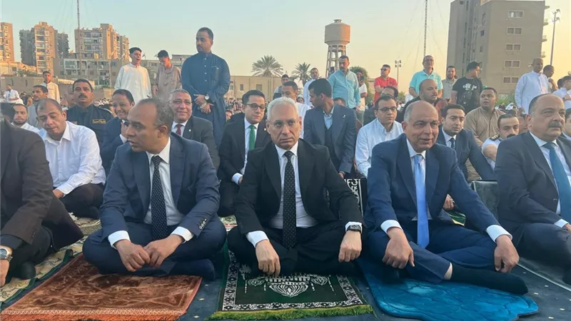 محافظ المنيا يؤدي صلاة عيد الأضحى وسط المواطنين بكورنيش النيل