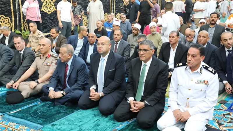 محافظ الجيزة يؤدي صلاة عيد الأضحى بساحة مسجد مصطفى محمود