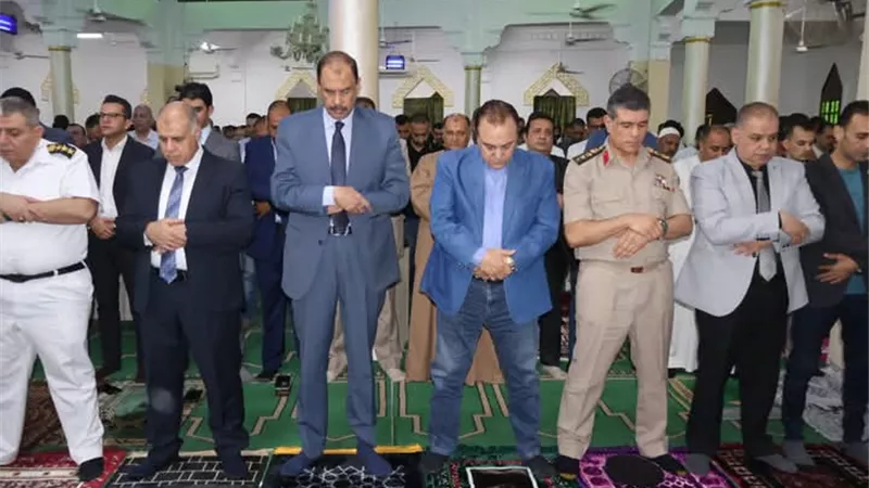 محافظ سوهاج يؤدي صلاة عيد الأضحى بمسجد 