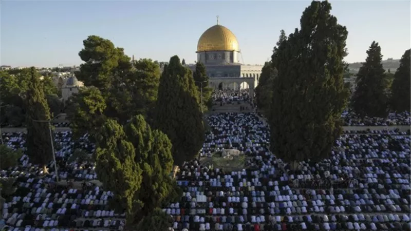 آلاف الفلسطينيين يؤدون صلاة عيد الأضحى في المسجد الأقصى