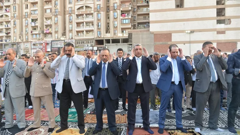 محافظ أسيوط يؤدي صلاة عيد الأضحى بساحة أرض الملاعب