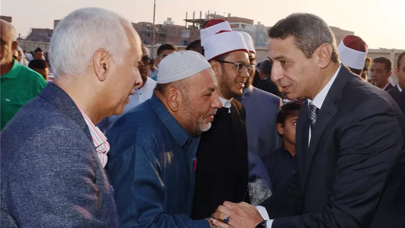 محافظ السويس يؤدي صلاة عيد الأضحي وسط أهالى الجناين ..صور