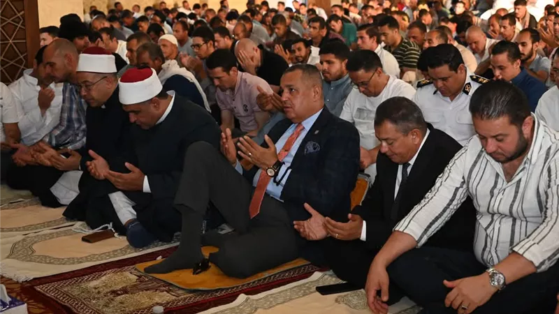 محافظ جنوب سيناء يؤدي صلاة عيد الأضحى بمسجد المصطفى بشرم الشيخ