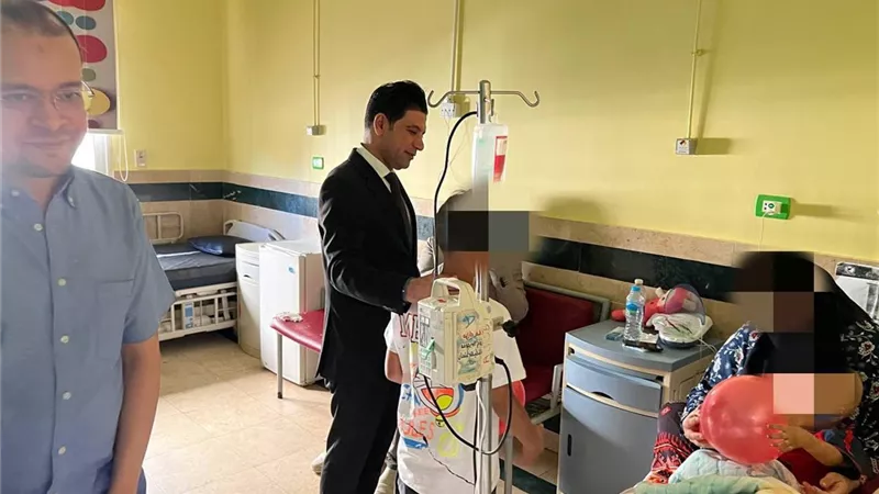 نائب محافظ سوهاج يوزع الحلوى والألعاب على الأطفال في العيد