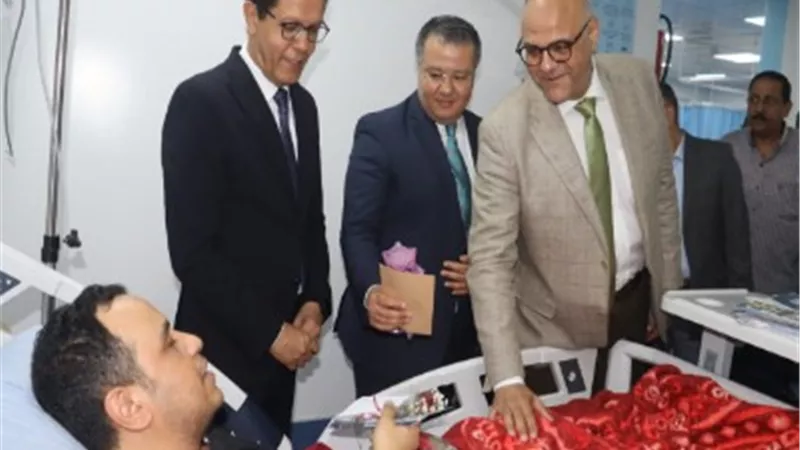 محافظ القليوبية يشارك الأطقم الطبية والمرضى فرحة أول أيام عيد الأضحى