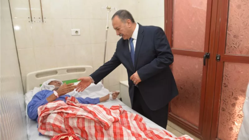 محافظ أسيوط يوزع العيدية على نزلاء المستشفيات..صور