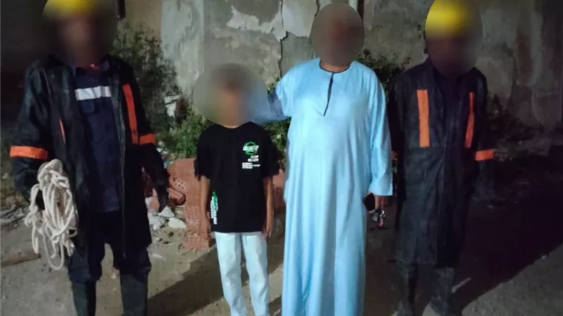 إنقاذ طفل سقط في بالوعة الصرف بالبحر الأحمر