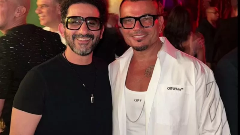 أحمد حلمى يداعب عمرو دياب ويغنى بصوته 