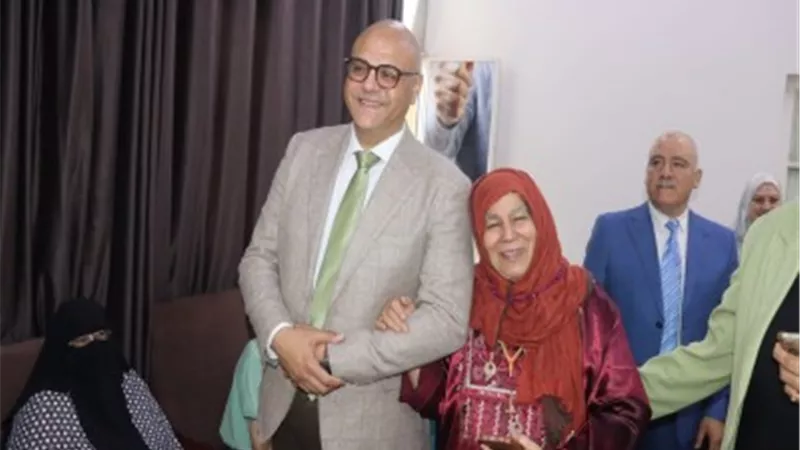 محافظ القليوبية يشارك المسنين فرحتهم في اول ايام عيد الاضحي
