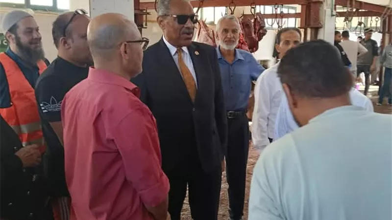 سكرتير عام محافظة مطروح يشهد نحر ١٠ عجول هدية الاورمان للفقراء