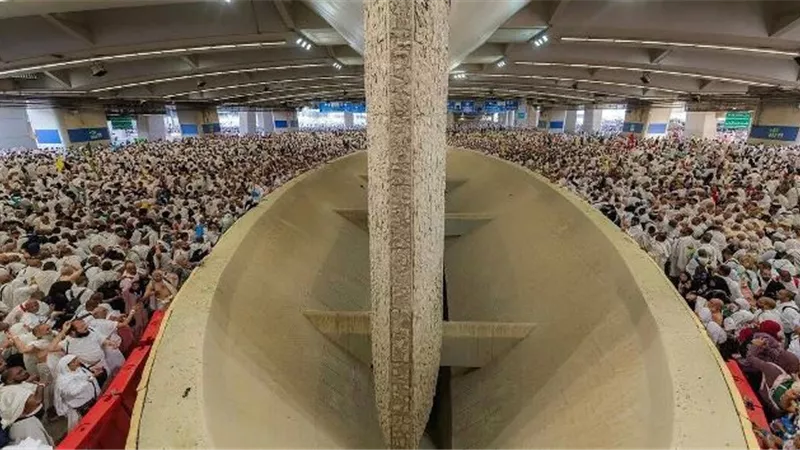 حجاج القرعة يواصلون رمي الجمرات خلال أيام التشريق