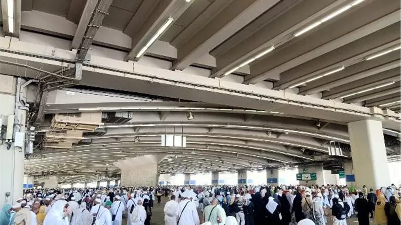 الحجاج يقضون أول أيام التشريق بمشعر منى وخدمات متميزة بمخيمات السياحة