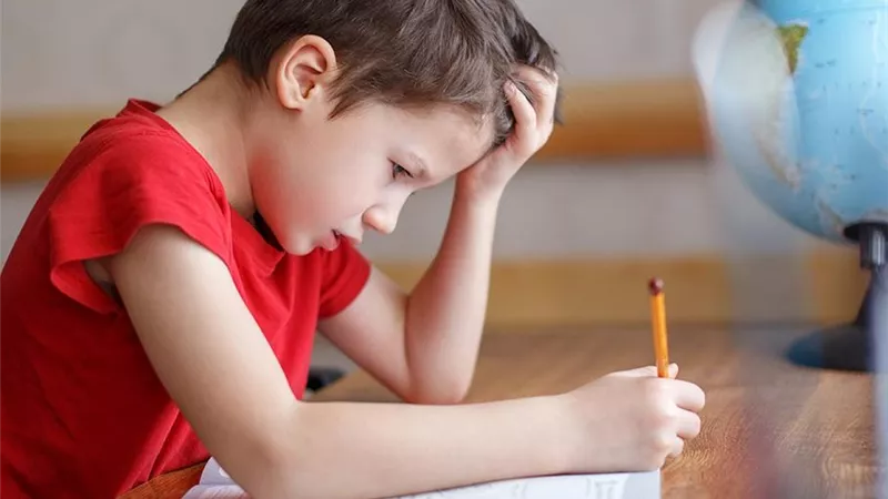 أضرار الضغط الدراسي على طفلك وصحته النفسية