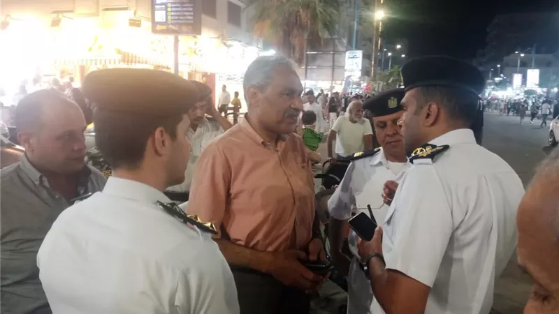 حملات مرورية بمطروح للتأكد من التزام سائقي سيارات الأجرة