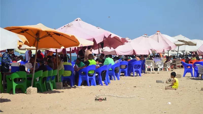 توافد ألاف الزائرين لرحلات اليوم الواحد لشاطئ بورفؤاد