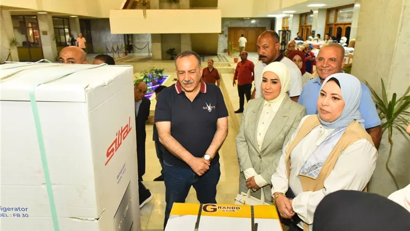 محافظ أسيوط يسلم جهاز عروس لفتاة يتيمة ضمن