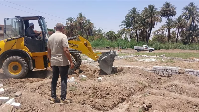 محافظ أسوان يتابع إزالة حالات تعدى على أراضى أملاك الدولة