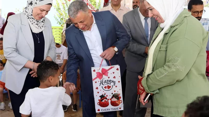 محافظ الإسماعيلية يشارك الأيتام وكبار السن فرحة العيد