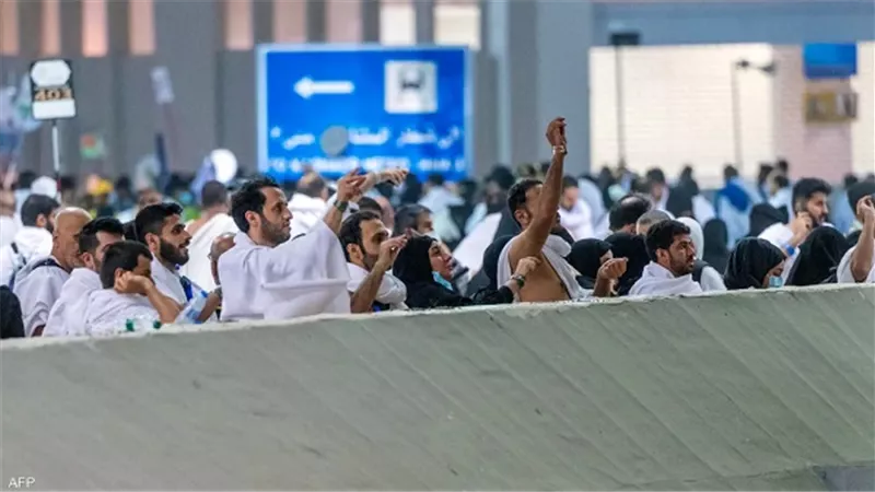 الحجّاج يرمون الجمرات الثلاث في ثاني أيام التشريق