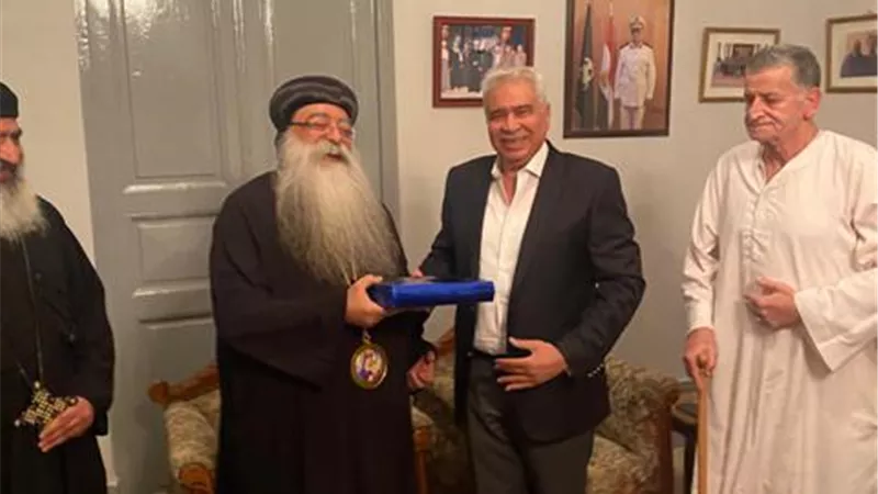 الأنبا تكلا يزور محافظ المنيا السابق لتقديم التهنئة بعيد الأضحى