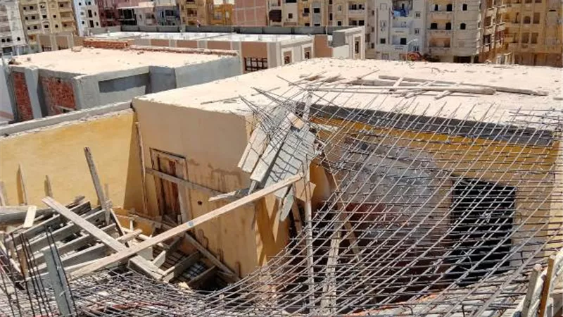 إزالة مخالفات البناء ومصادرة معدات المقاولين فى دمياط الجديدة.. بالصور