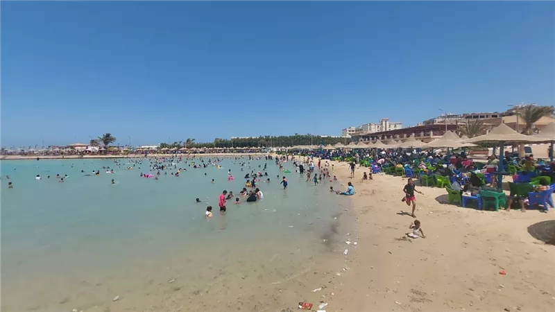 شواطئ الغردقة العامة تستقبل 30 ألف مواطن خلال أيام عيد الأضحى