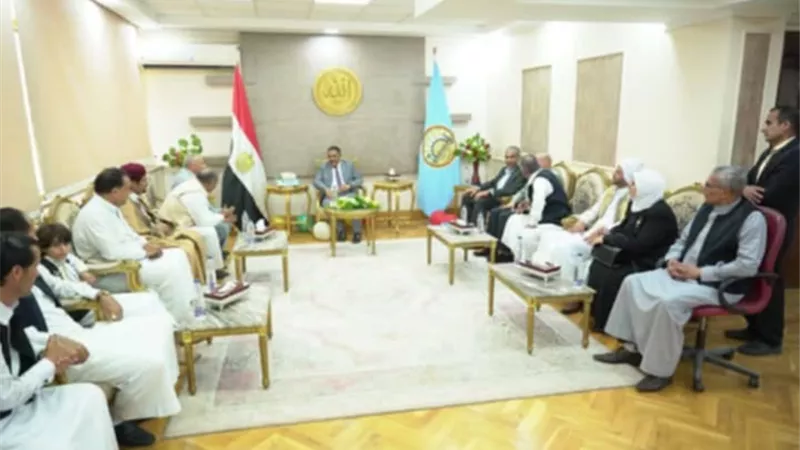 محافظ مطروح يستقبل عدد من القيادات الشعبية وممثلي الأحزاب