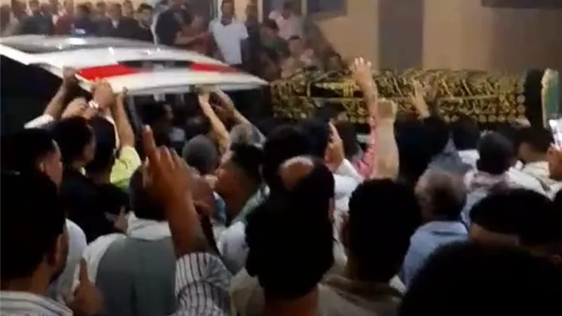 الآلاف شيعوا جثمان 