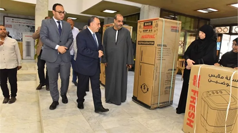 محافظ أسيوط يوزع 10 أجهزة عرائس على الأسر الأولى بالرعاية