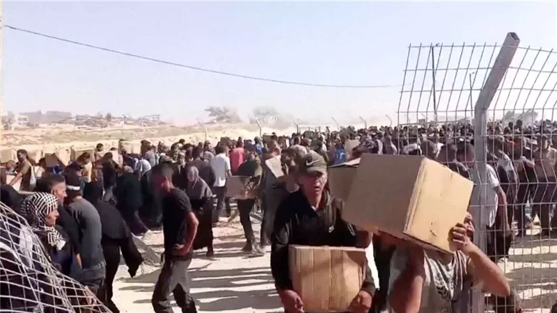 قتلى ومصابون جراء إطلاق للنار خلال توزيع المساعدات بغزة