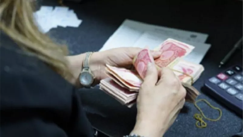 العراق يحظر الدفع النقدي في المؤسسات الحكومية الشهر المقبل