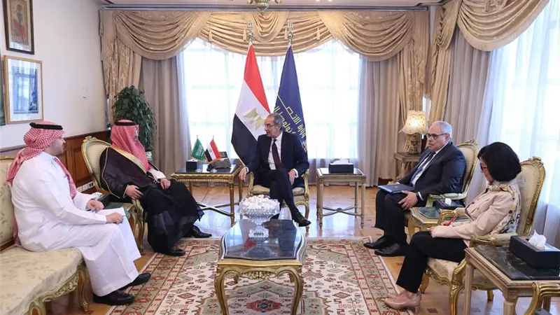 وزير الاتصالات يبحث مع السفير السعودي فتح آفاق جديدة للتعاون