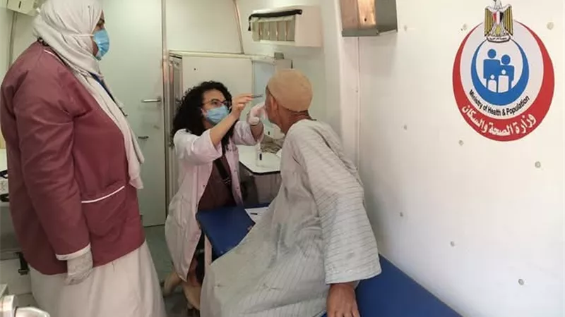 تقديم أكثر من 7 آلاف خدمة صحية عبر 6 قوافل طبية مجانية بالمنيا