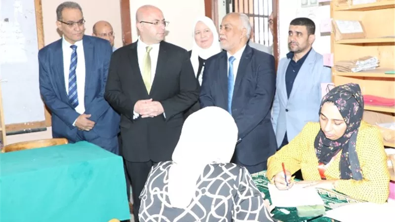 محافظ بني سويف يتفقد العمل بكنترول دبلوم المدارس الصناعية