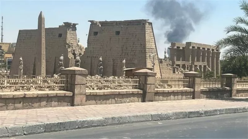 السيطرة على حريق بمحل ملابس جاهزة بشارع المدينة بالأقصر