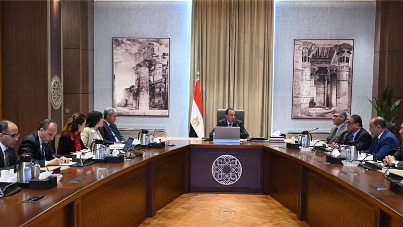 مدبولى يتابع التشغيل التجريبي لمشروع تطوير منظومة زيارة الأهرامات