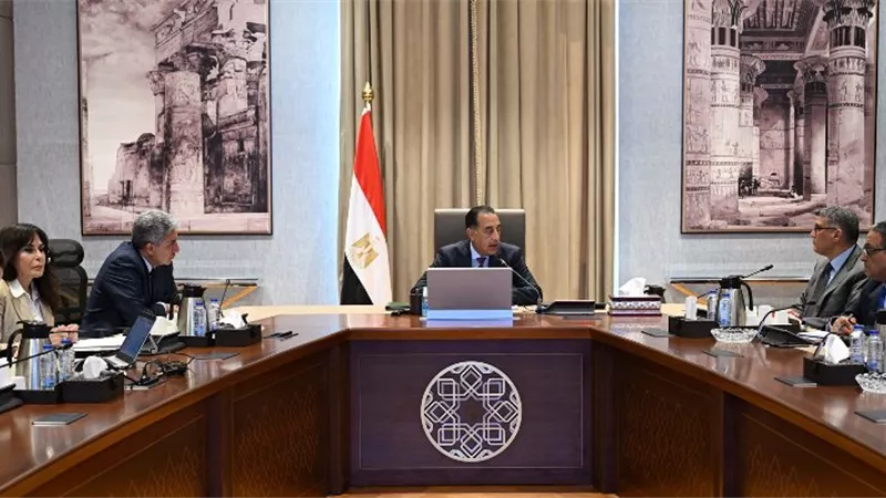 مدبولي يتابع الموقف التنفيذي لمشروع تطوير منظومة زيارة الأهرامات