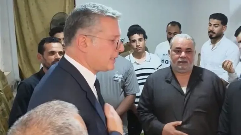 وزير البترول يقدم العزاء لأسرة شهيد الشهامة في الدقهلية